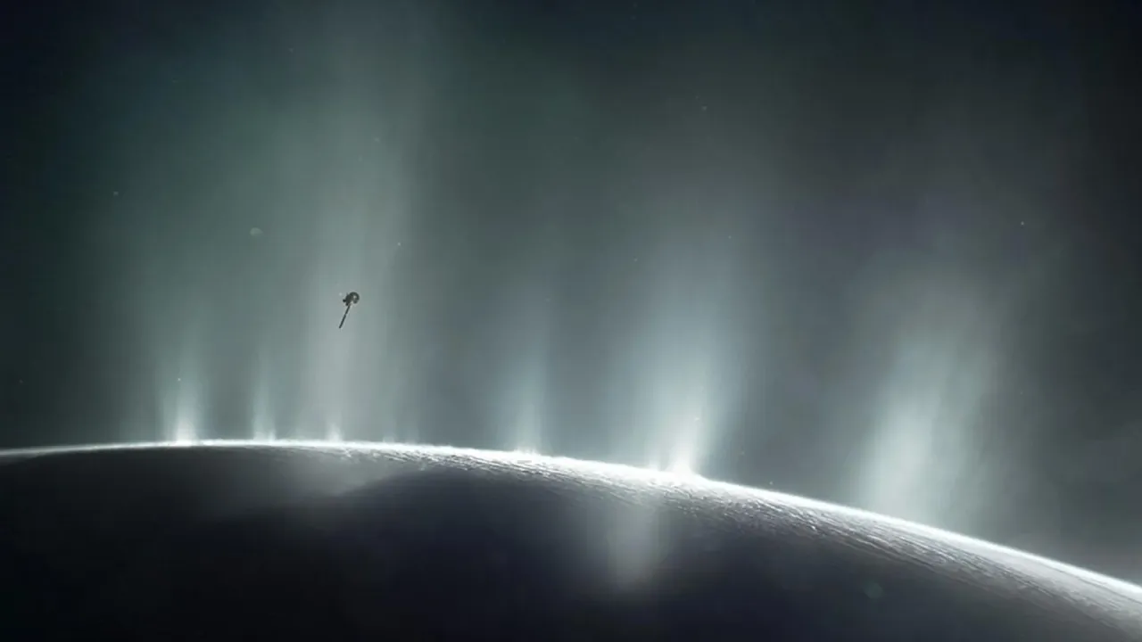 Enceladus'tan Gelen Buz Parçacıkları, Okyanus Suyunun Doğal Ayrışmasını Açıklıyor