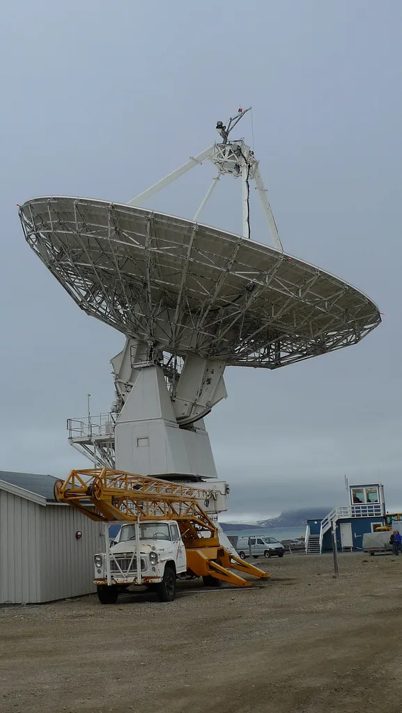 Norveç'in Ny-Ålesund yerleşkesindeki VLBI anteni, gökyüzündeki kuazarları izleyerek Dünya'nın dönüşünü ölçüyor