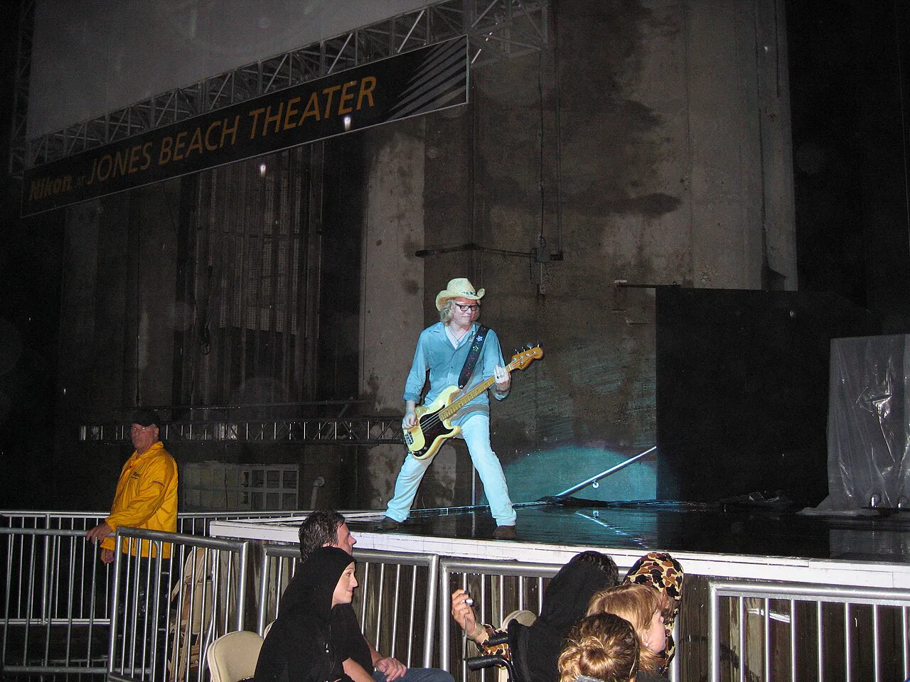Mike Mills sahnede bas gitar çalıyor
