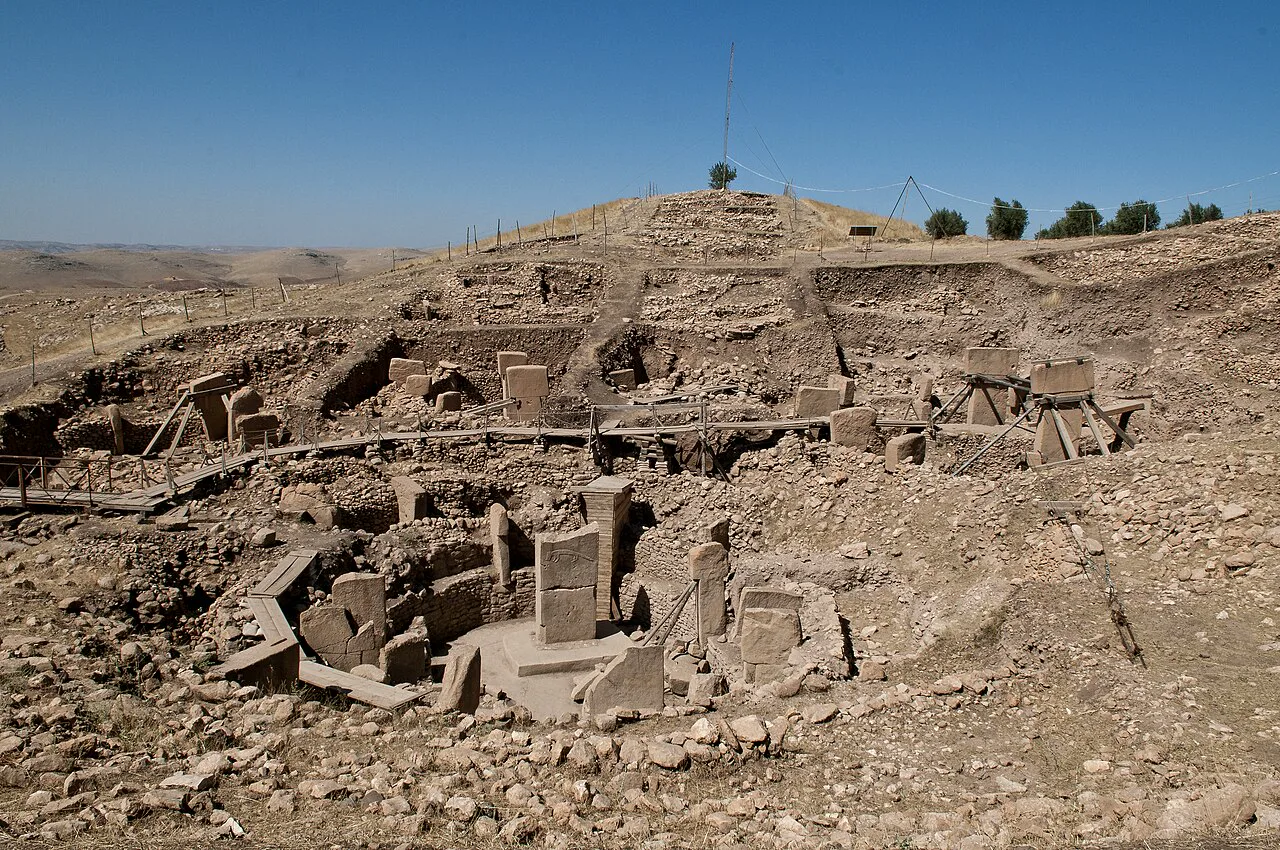 Göbeklitepe'de otuz yıl sonra ilk mezarlar: dağınık kemiklerin izi yamaçta
