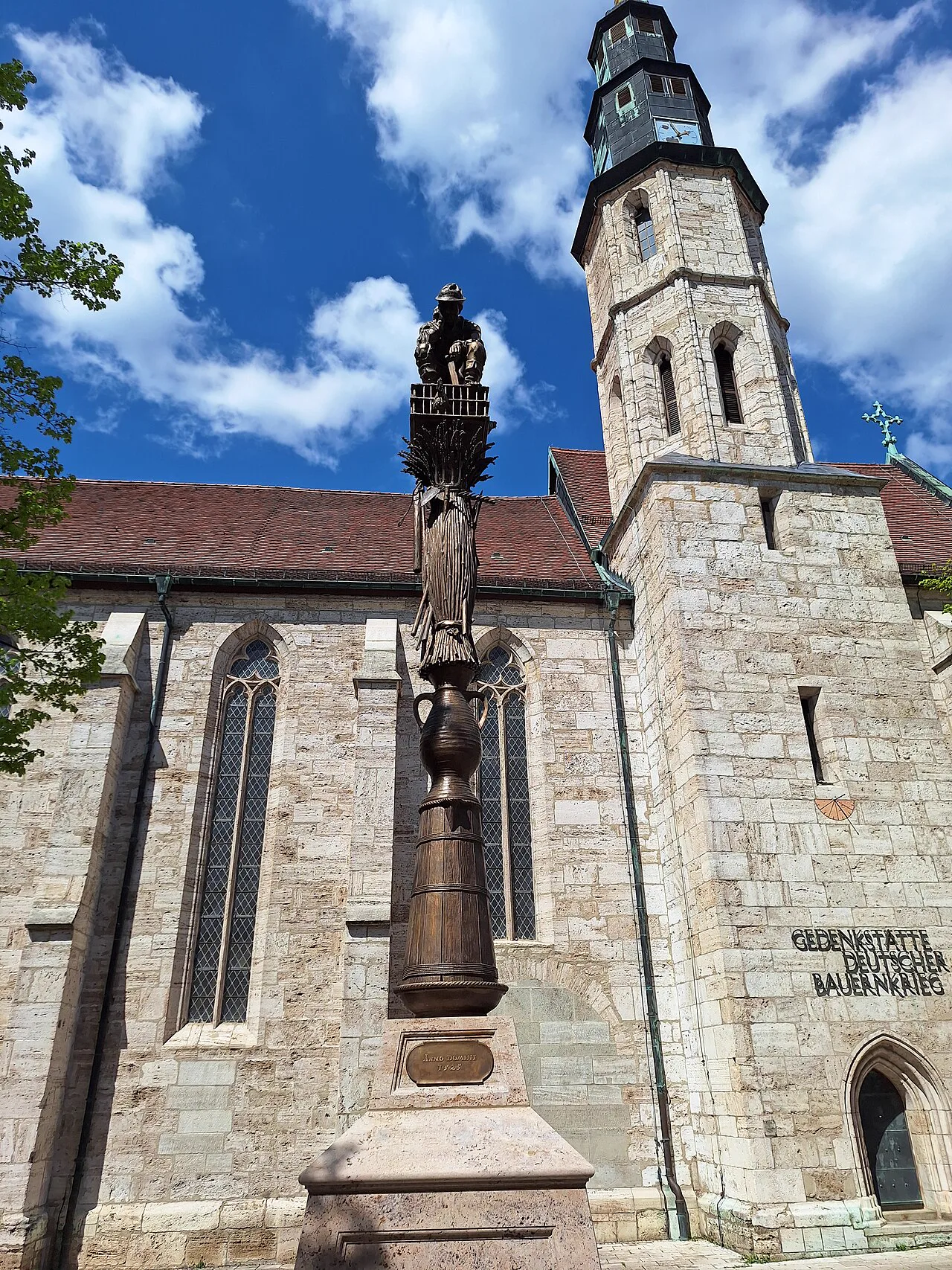 Dürer'in tasarımından dökülen yedi metrelik bronz köylü sütunu, Mühlhausen'ın Kornmarkt meydanında