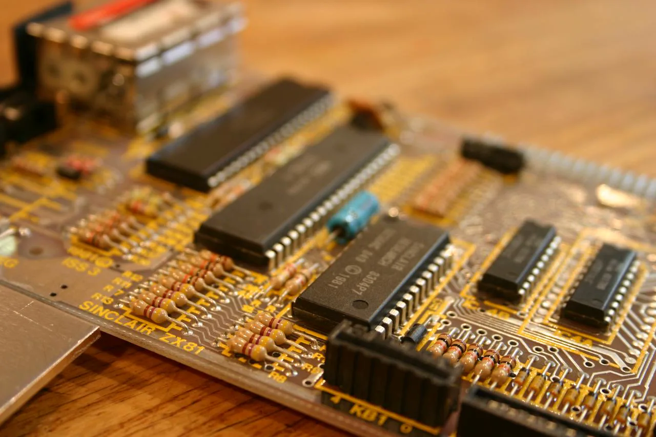 ZX81'in ana kartında en solda Ferranti ULA'sı, yanında Z80 işlemci, ROM ve bellek çipleri duruyor