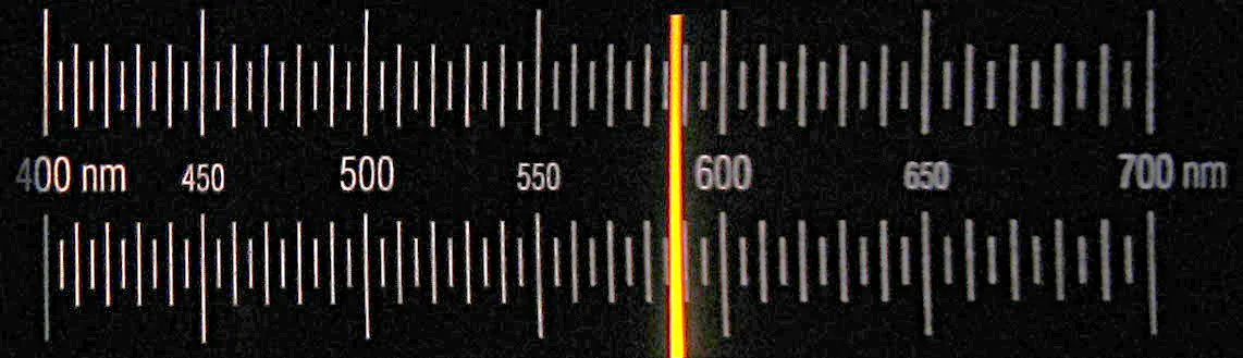 Spektroskopla çekilmiş sodyum D çizgileri, tayfın sarı bölgesinde 589 nanometre civarında duruyor
