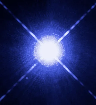 Sirius A'nın aşırı pozlanmış parlak diski ve sol altındaki soluk nokta: beyaz cüce Sirius B