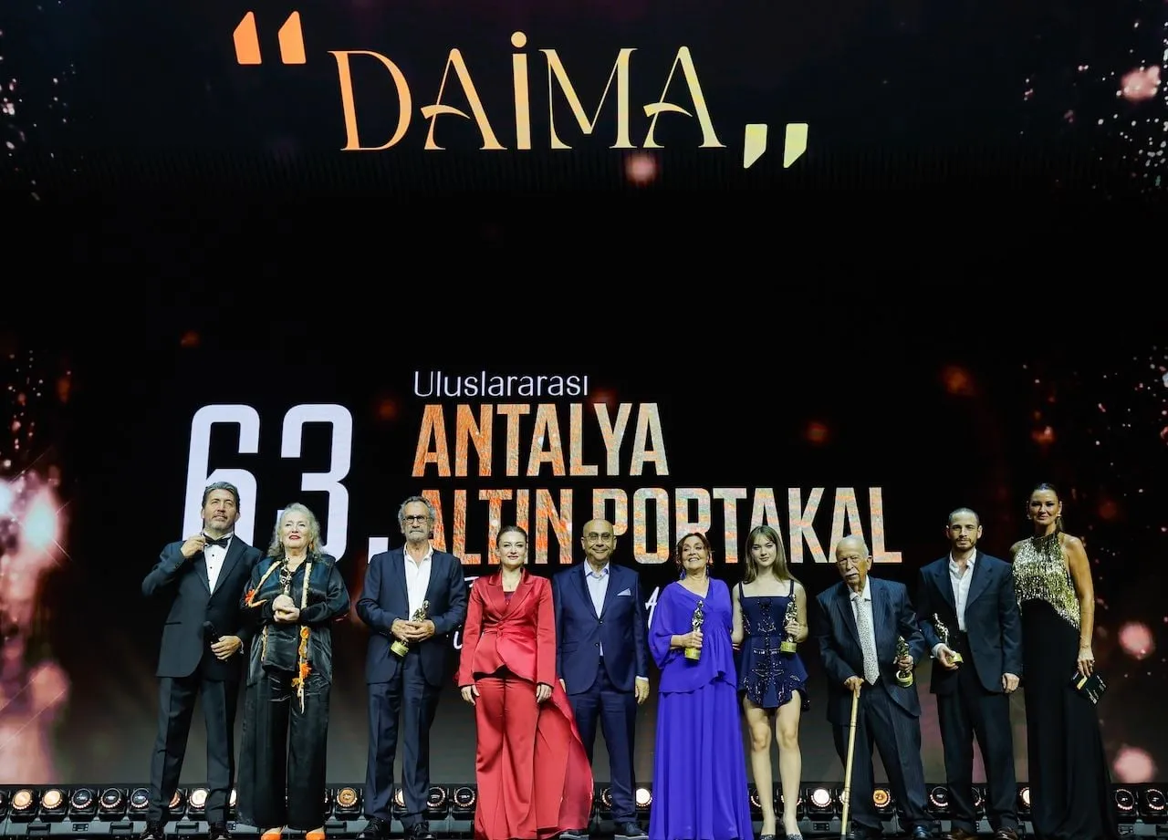 Altın Portakal 2026: 'Daima' Sloganıyla Sinema Ateşi Yeniden Yakıldı, Ustalara Saygı Gecesi Duygusal Anlara Sahne Oldu