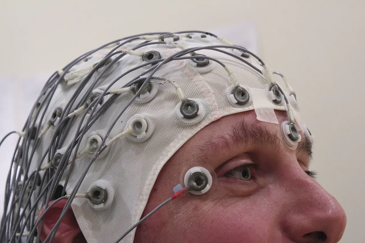 EEG elektrotlarını yerinde tutan başlık