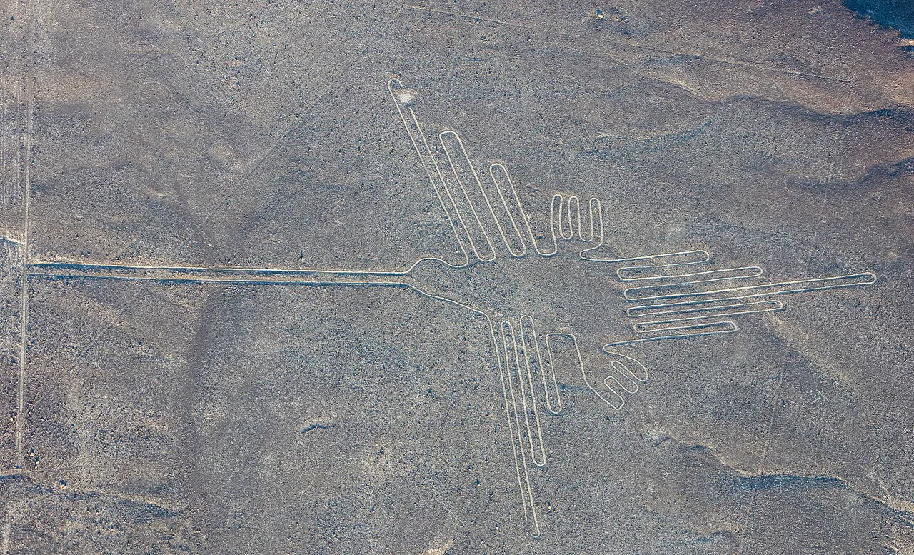 Nazca çizgilerinin en tanınan figürlerinden sinek kuşu, havadan görünüşü