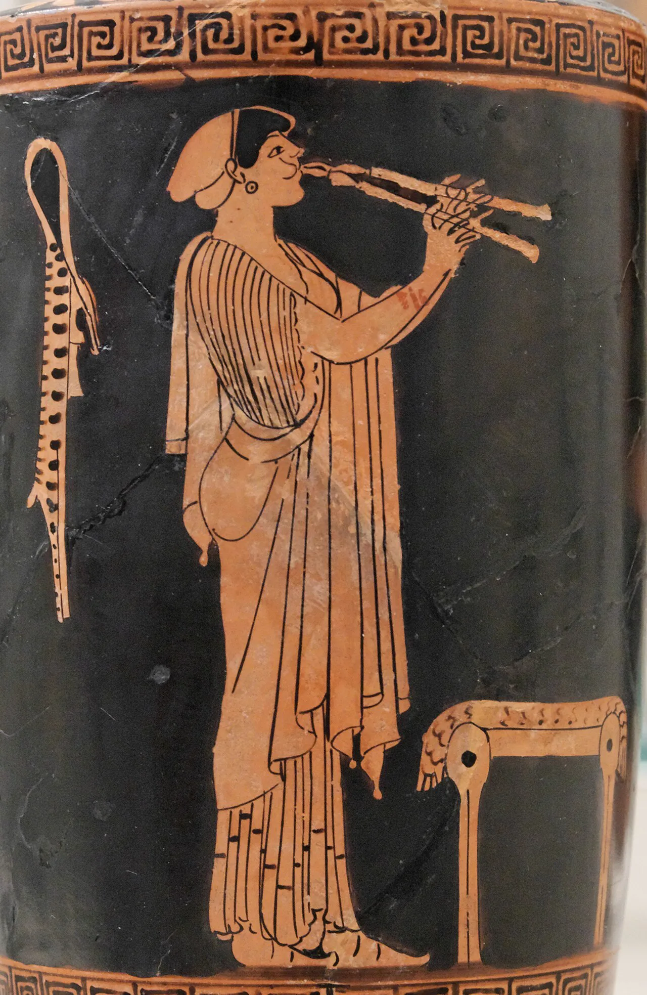 Aulos çalan genç bir kız; Brygos Ressamı'na atfedilen, MÖ 480 dolaylarına tarihlenen Attika kırmızı figürlü lekythos, New York Metropolitan Müzesi
