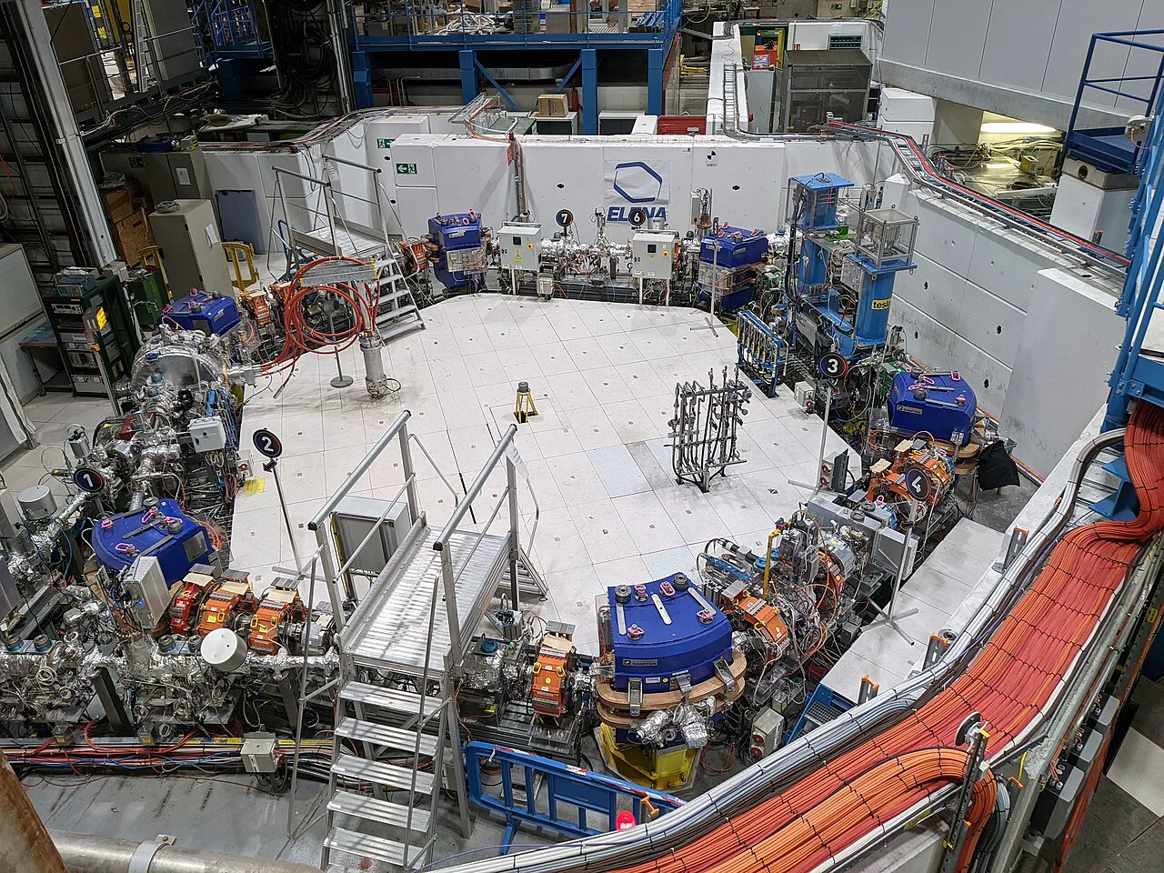 CERN'in Antimadde Fabrikası'ndaki ELENA yavaşlatıcısı, antiprotonları tuzaklanabilecek düşük enerjiye indiriyor