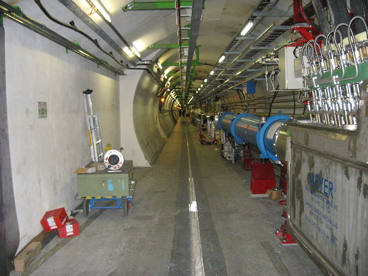 LHC'nin yeraltı tünelindeki süperiletken dipol mıknatıslar, protonları 27 kilometrelik halkada tutuyor