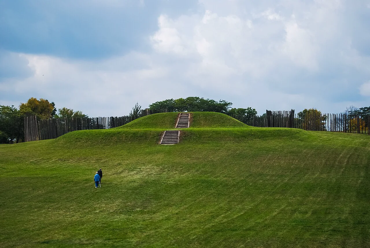 Wisconsin'deki Aztalan Eyalet Parkı: Cahokia'dan gelen toplulukların yaklaşık bin yıl önce kurduğu yerleşimin toprak platform höyüğü ve yeniden yapılmış ahşap çit