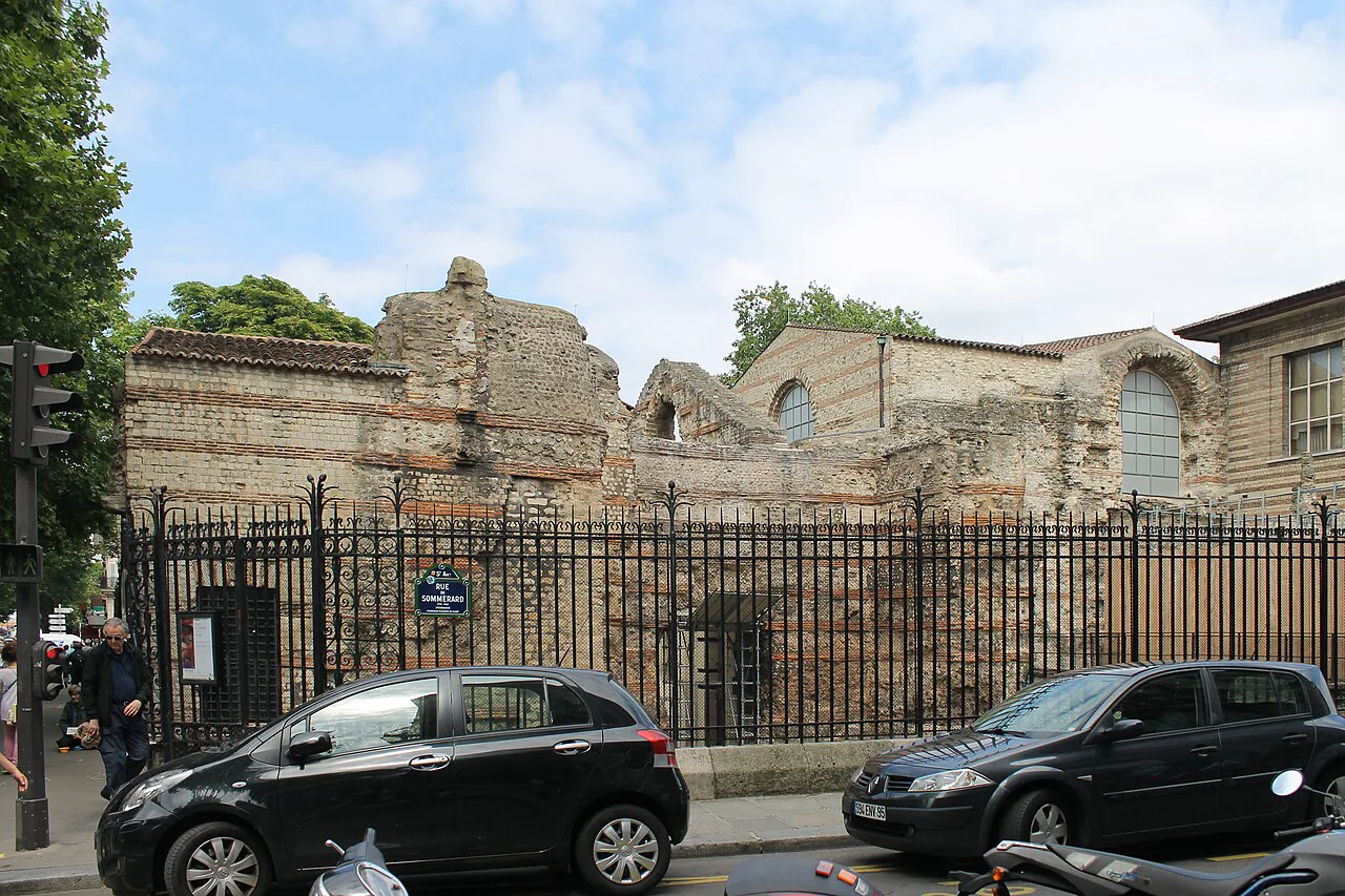 Cluny hamamlarının Roma dönemi duvarları, bugün Paris'in sol yakasında ayakta