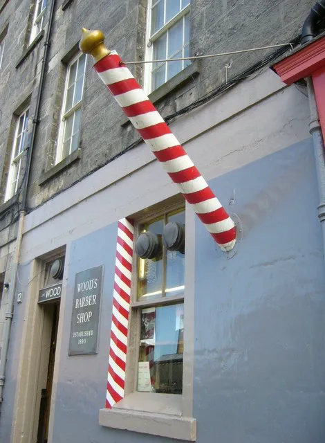 Edinburgh'da bir dükkânın önünde duran klasik kırmızı-beyaz berber direği; döndüğünde şeritler sürekli yukarı akıyormuş gibi görünür