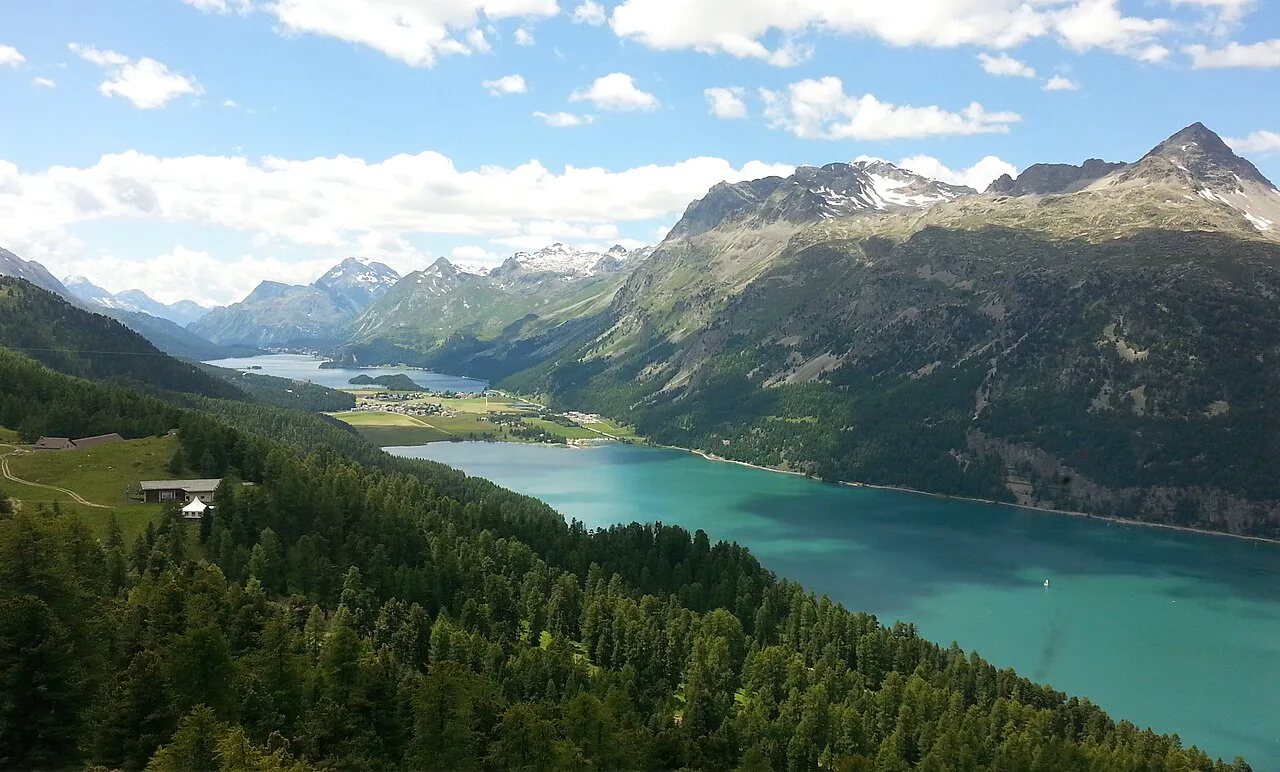 Silvaplana Golu ve cevresindeki Engadin daglari