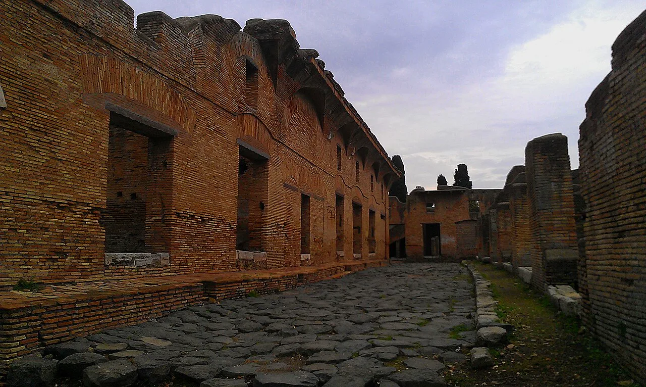 Ostia Antica'da Via dei Balconi boyunca uzanan çok katlı Diana binası kalıntıları