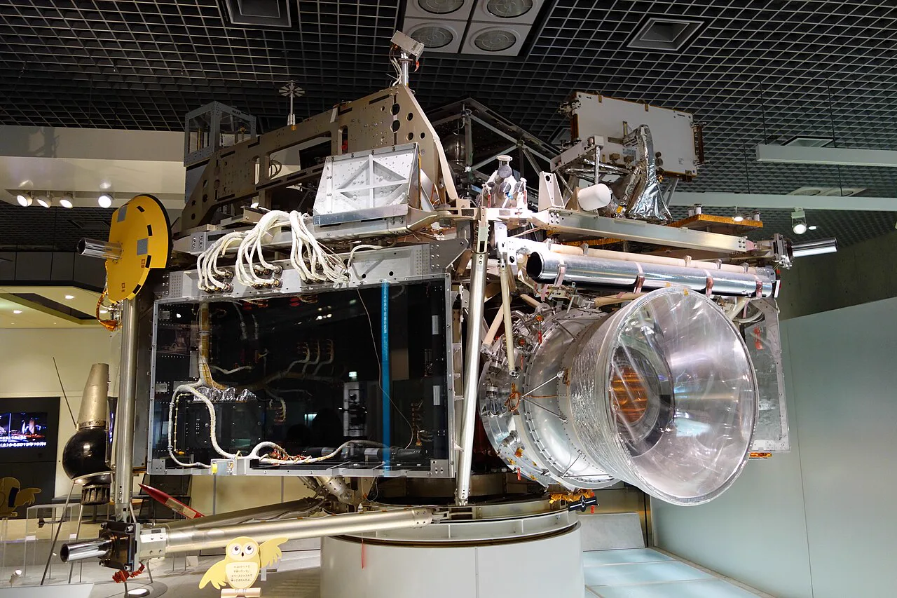 Uzaydan geri getirilen Japon Space Flyer Unit aracı, Tokyo'daki Ulusal Doğa ve Bilim Müzesi'nde