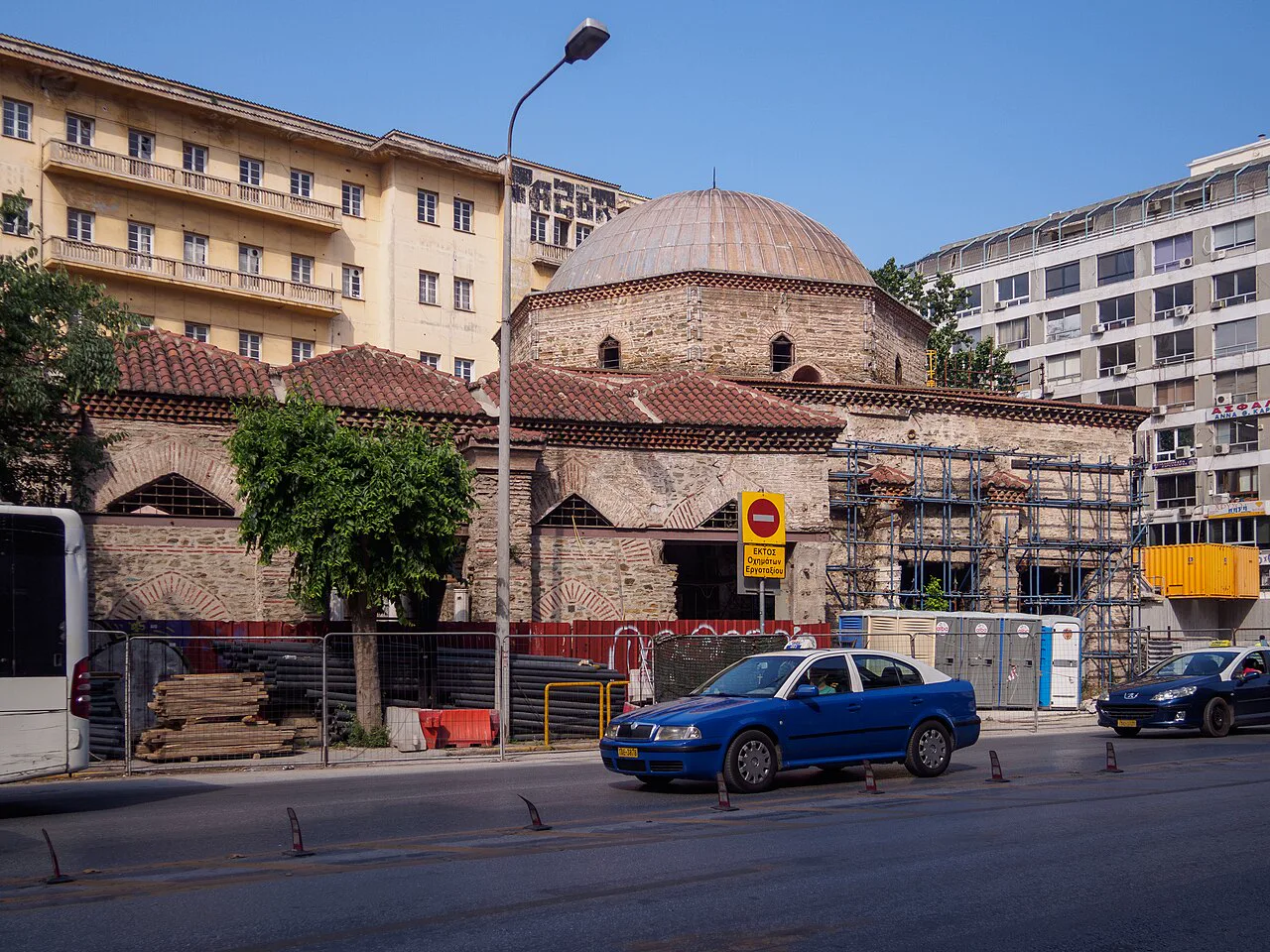 Yapı 2019'da onarım iskelesi altında; aynı yıllarda hemen yanı başında metro çalışması sürüyordu