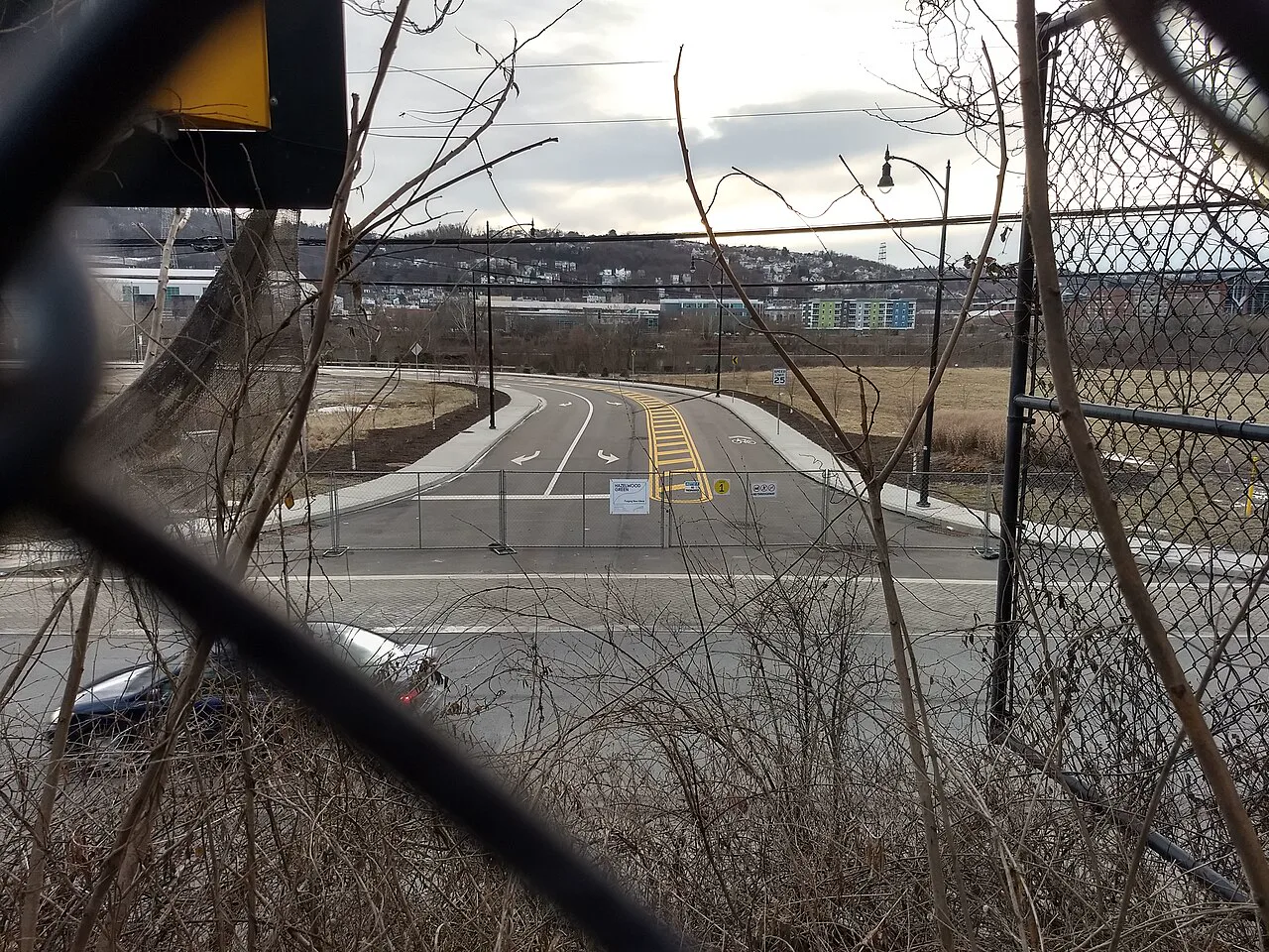 Hazelwood Green'de henüz trafiğe açılmamış yeni bir yol ve boş arazi