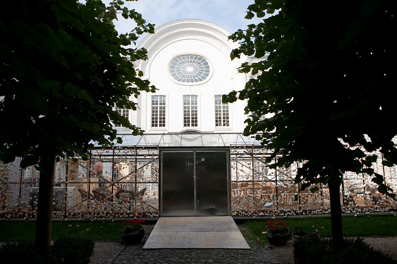 Design Museum Gent'in iç avlusu, 2017. Fotoğraf yeni kanat inşa edilmeden önce çekildi