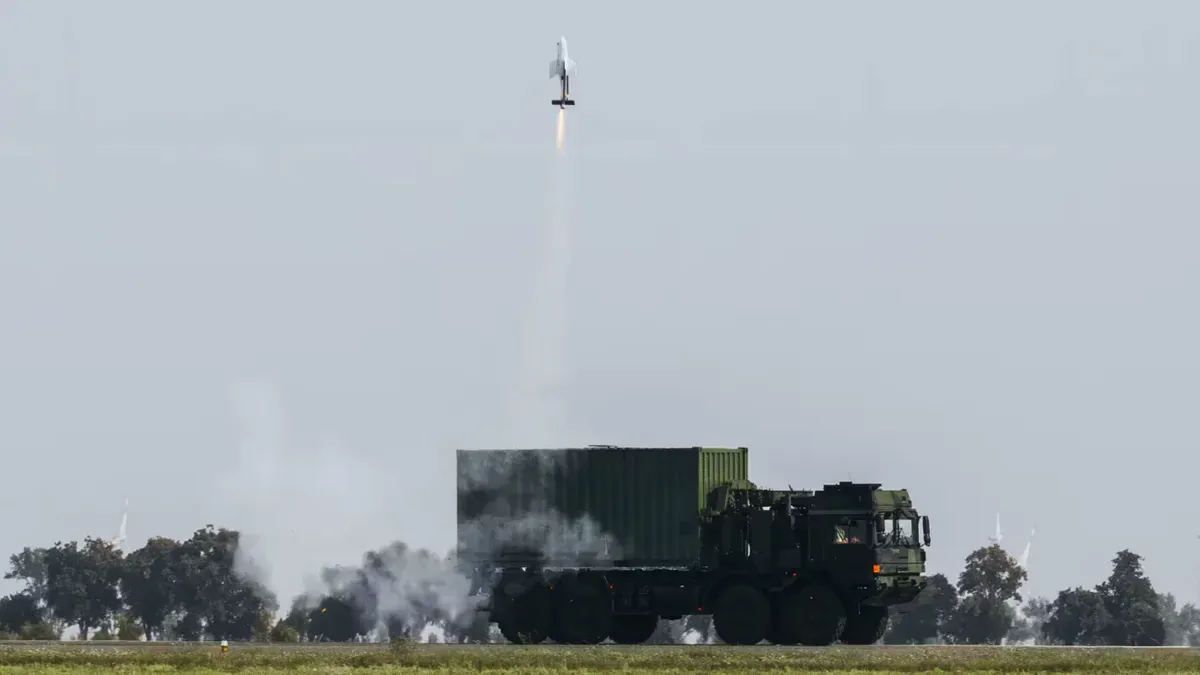 Rheinmetall, Hareket Halindeki Askeri Kamyondan FV-014 Kamikaze Drone'unu Başarıyla Fırlattı
