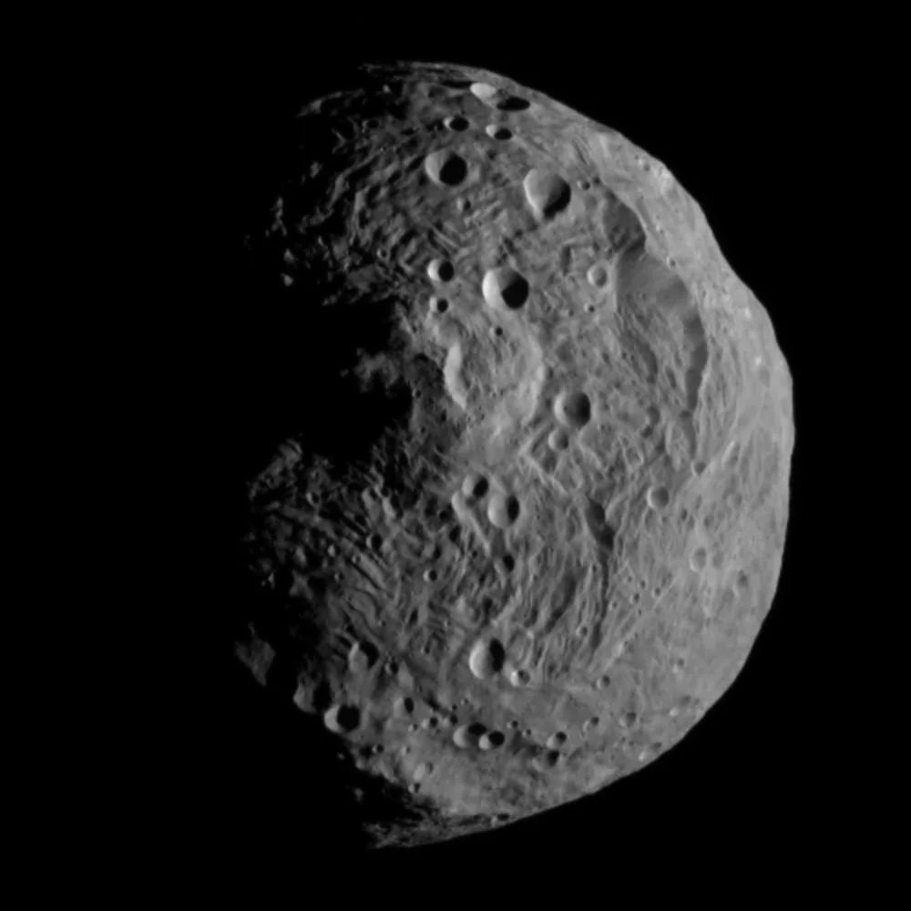 Dawn uzay aracının 2011'de çektiği 4 Vesta; güney kutbundaki Rheasilvia havzası asteroidin neredeyse tamamını kaplıyor