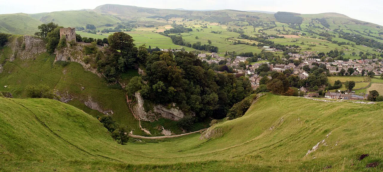 Peveril Castle ve eteğindeki Castleton kasabası