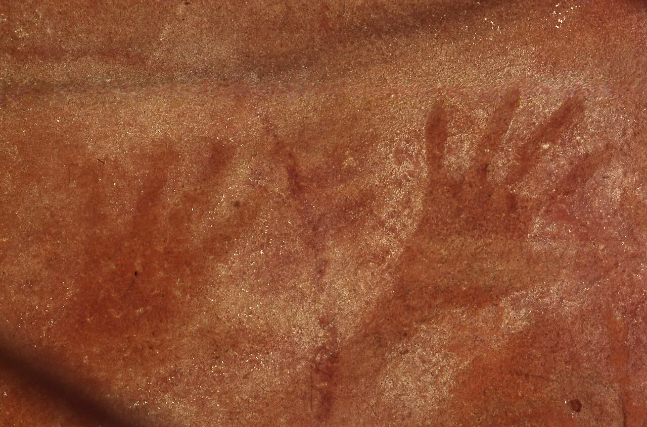 Blue Mountains Ulusal Parkı'ndaki Red Hands Cave'de, ziyarete açık bilinen bir sığınakta kırmızı Aborjin el şablonları
