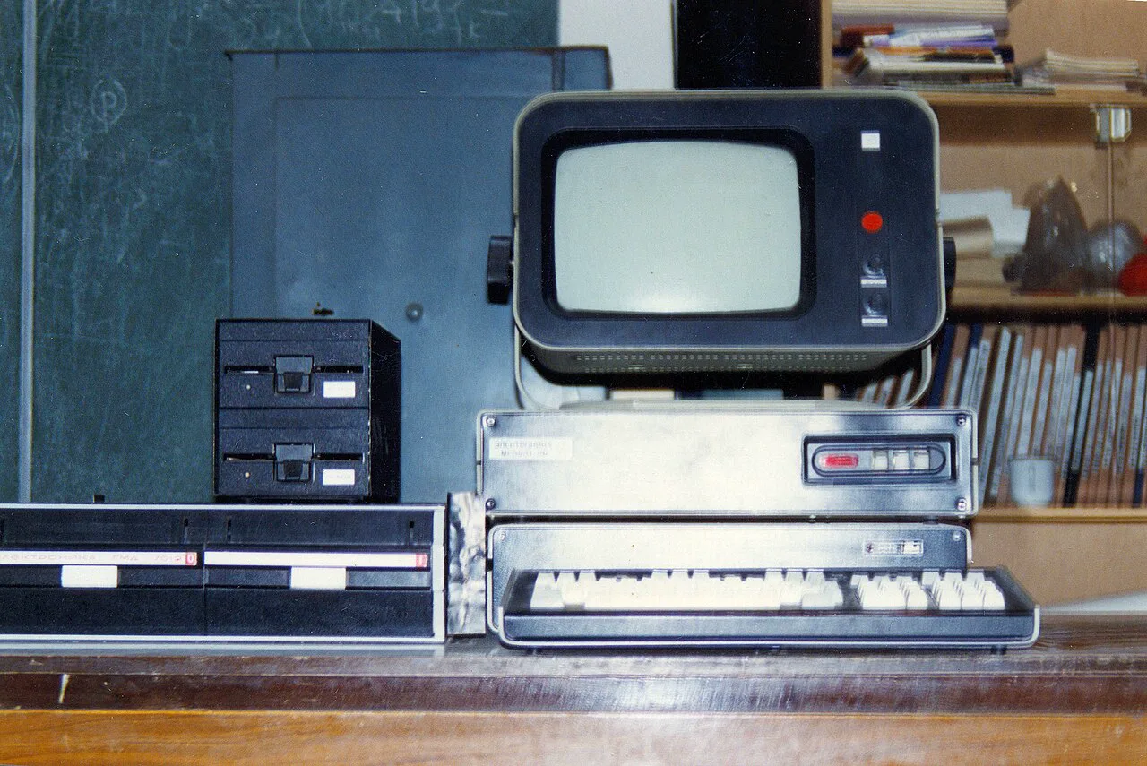 Elektronika 60, Sovyet yapımı bir PDP-11 klonu; Tetris'in ilk sürümü bu sınıf bir makinede yazıldı