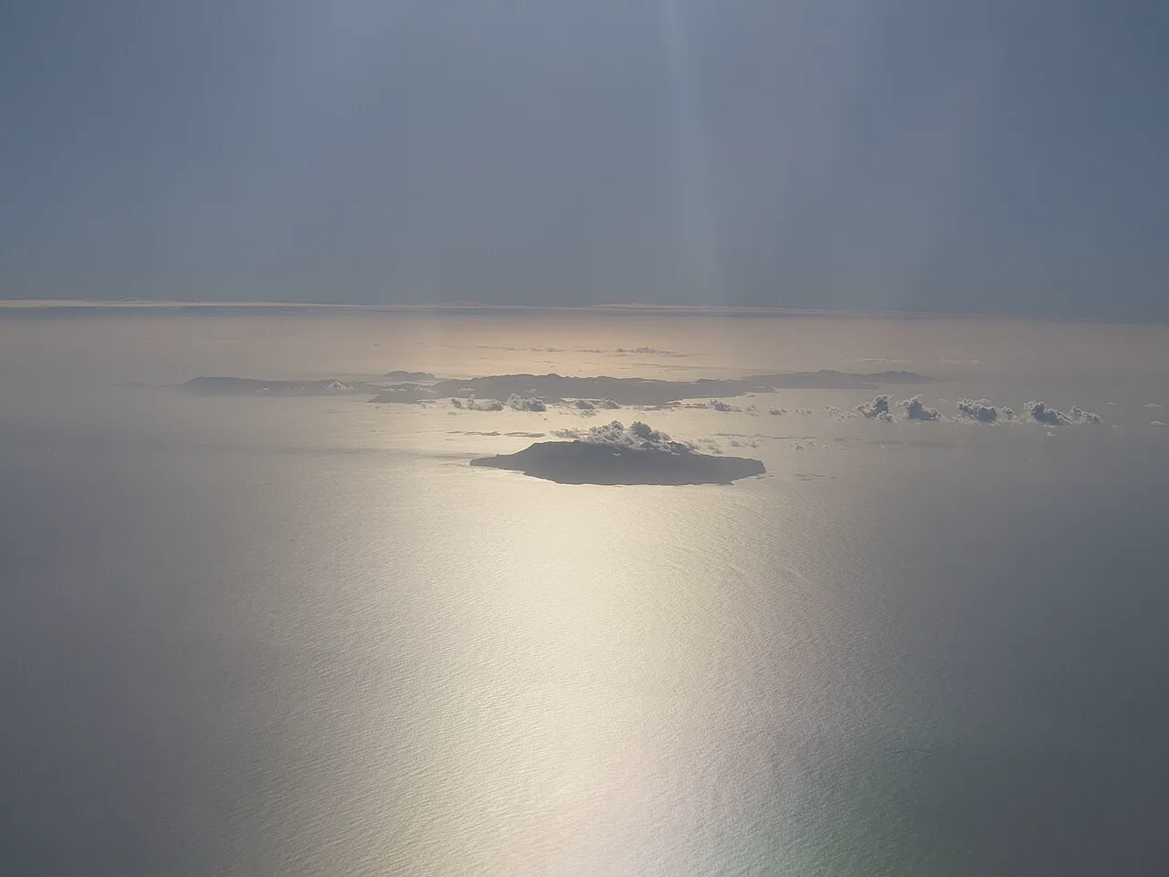 Te Hauturu-o-Toi / Little Barrier Island'ın havadan görünümü; türün yeryüzünde kalan tek doğal nüfusu buradaydı