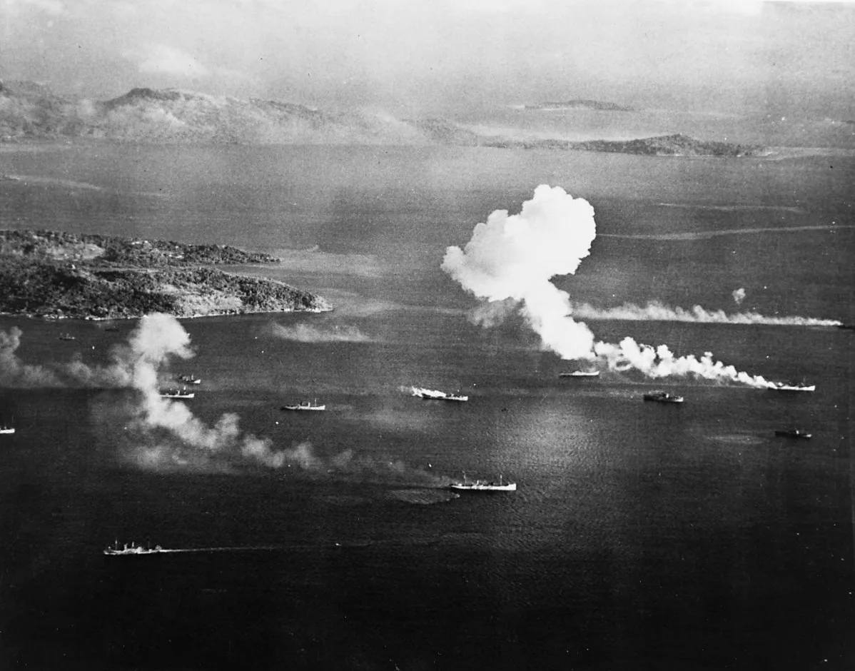Truk Lagünü'ndeki Japon gemileri, 17 Şubat 1944'te ABD uçaklarının bombardımanı altında