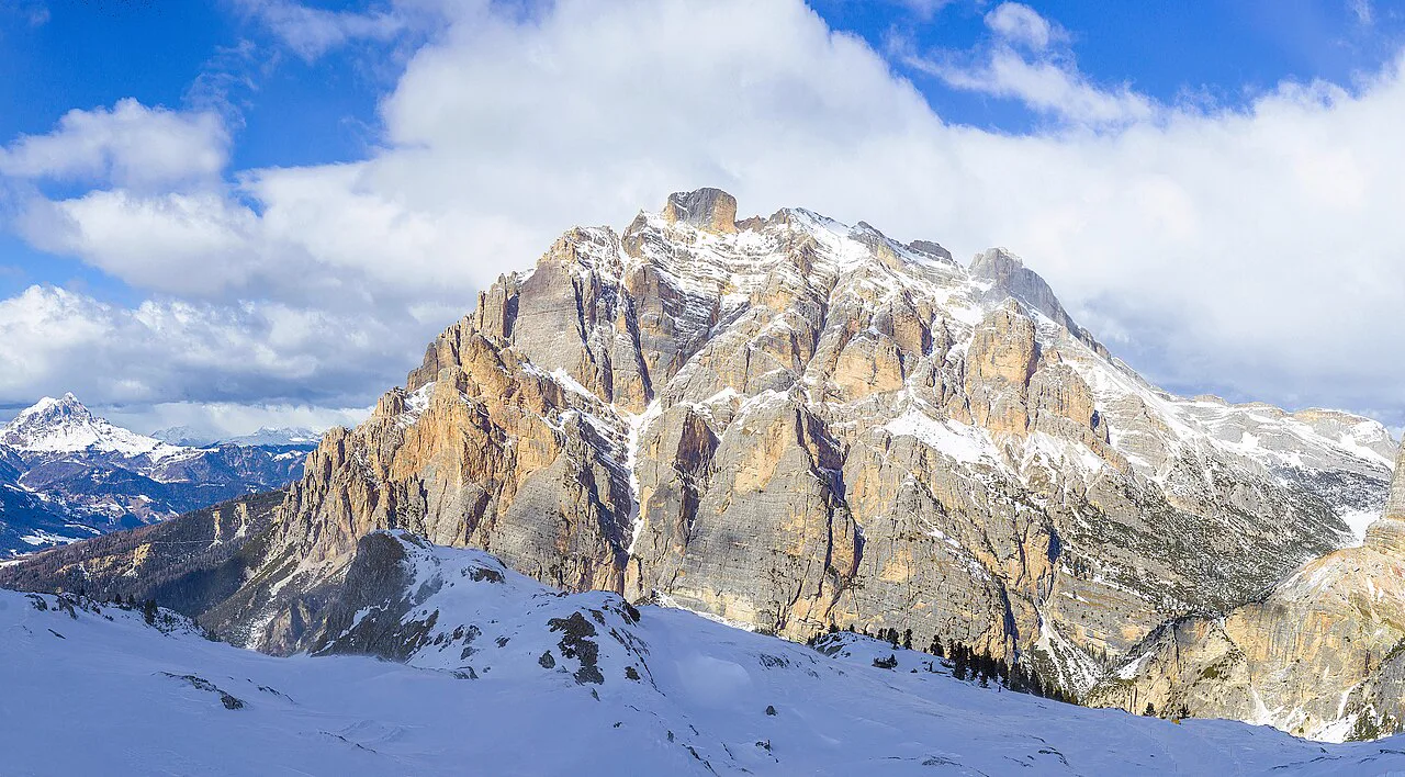 Piz dles Cunturines'in güney yüzü: yeni mağara bu dağ kütlesinde, 2.800 ile 3.000 metre arasında