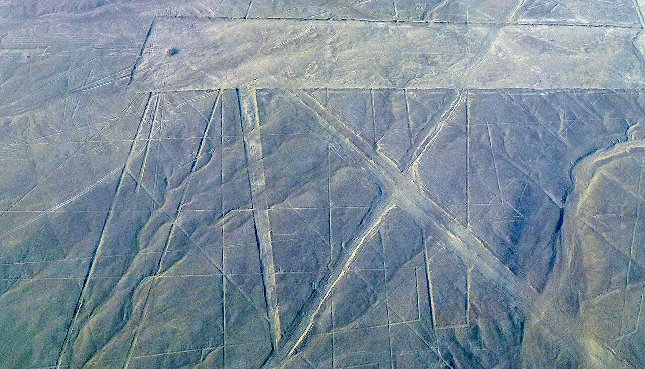 Nazca düzlüğündeki trapez biçimli jeoglifler