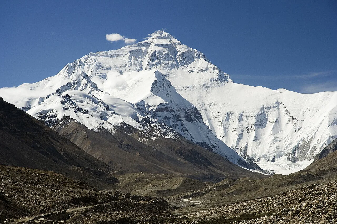 Everest'in kuzey yüzü, Tibet'teki Rongbuk Vadisi'nden ana kampa giden yoldan görünüyor