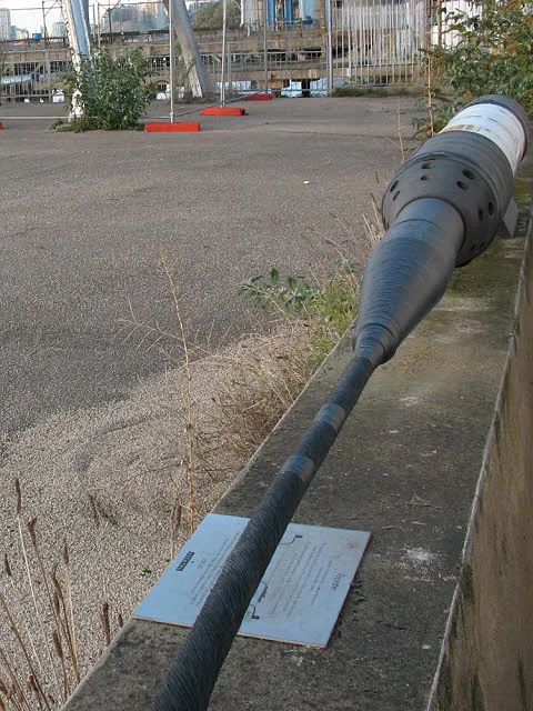 Denizaltı kablosu tekrarlayıcısı, Londra'daki Enderby's Wharf'ta sergileniyor