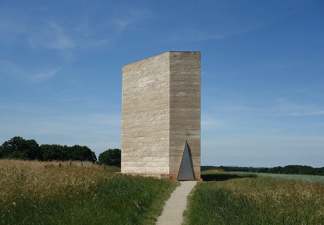 Zumthor'un 2007'de Almanya'nın Wachendorf köyünde tamamladığı Bruder Klaus Tarla Kilisesi: kalıp olarak kullanılan ağaç gövdeleri sonradan yakılarak çıkarıldı