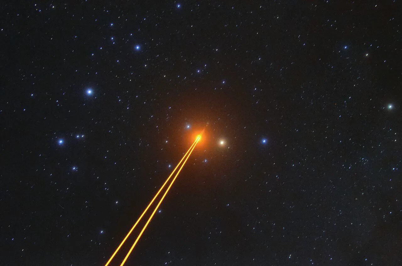 VLT'nin dört lazeri gece gökyüzüne doğru ateşlenmiş hâlde