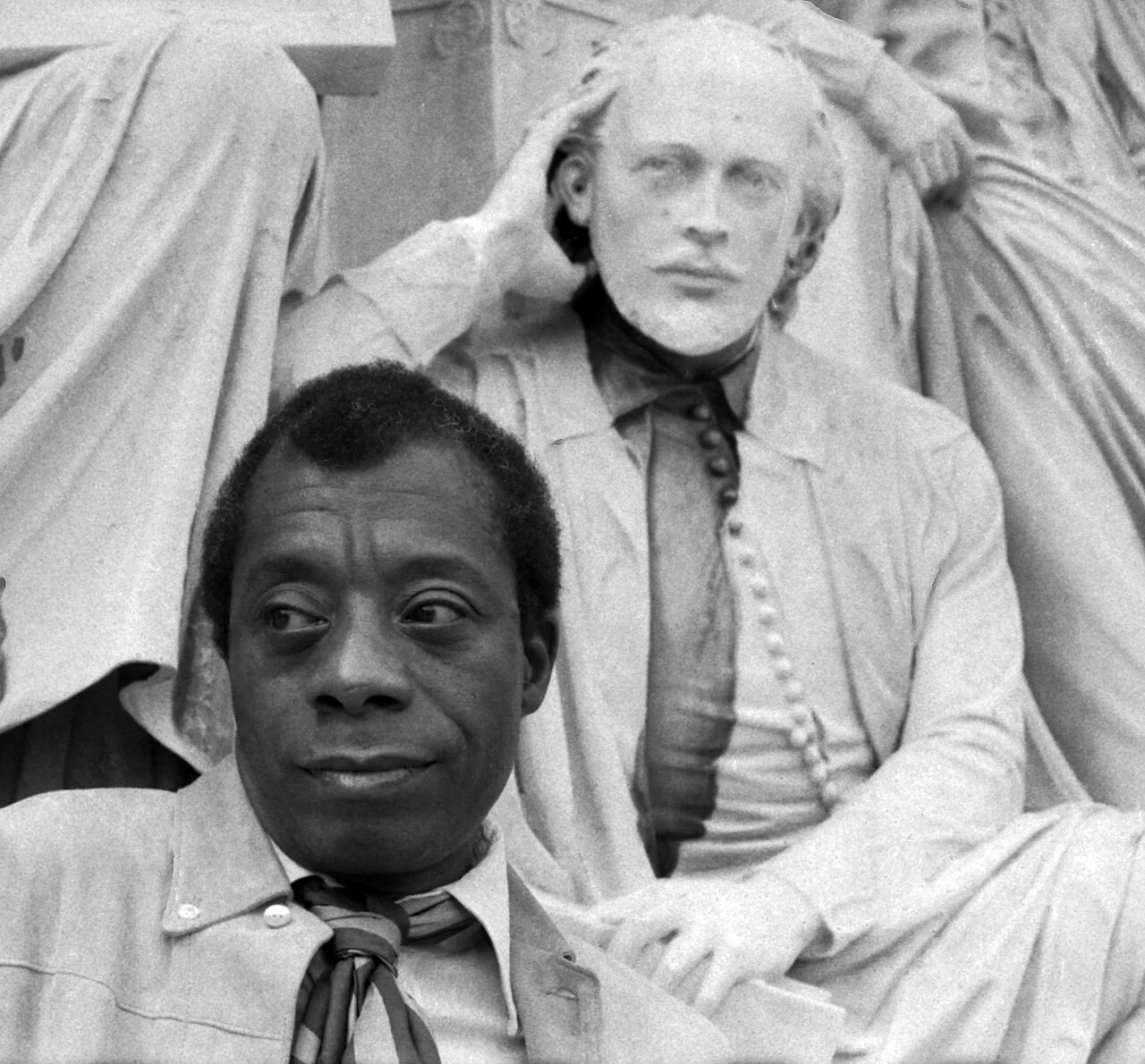 James Baldwin 1969'da Londra'da, Albert Memorial'daki Shakespeare heykelinin yanında