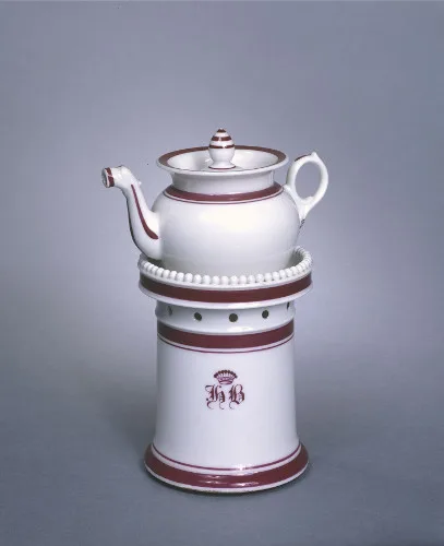 Balzac'ın 1833'te Limoges'a ısmarladığı, HB monogramlı porselen kahve ısıtıcısı; bugün Paris'teki Maison de Balzac koleksiyonunda