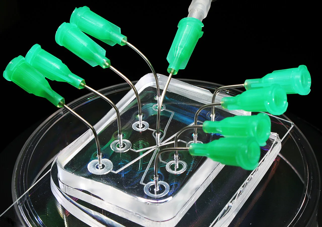 Akan suda bellek: elektronik olmadan sıfır ve bir tutan mikroakışkan çip