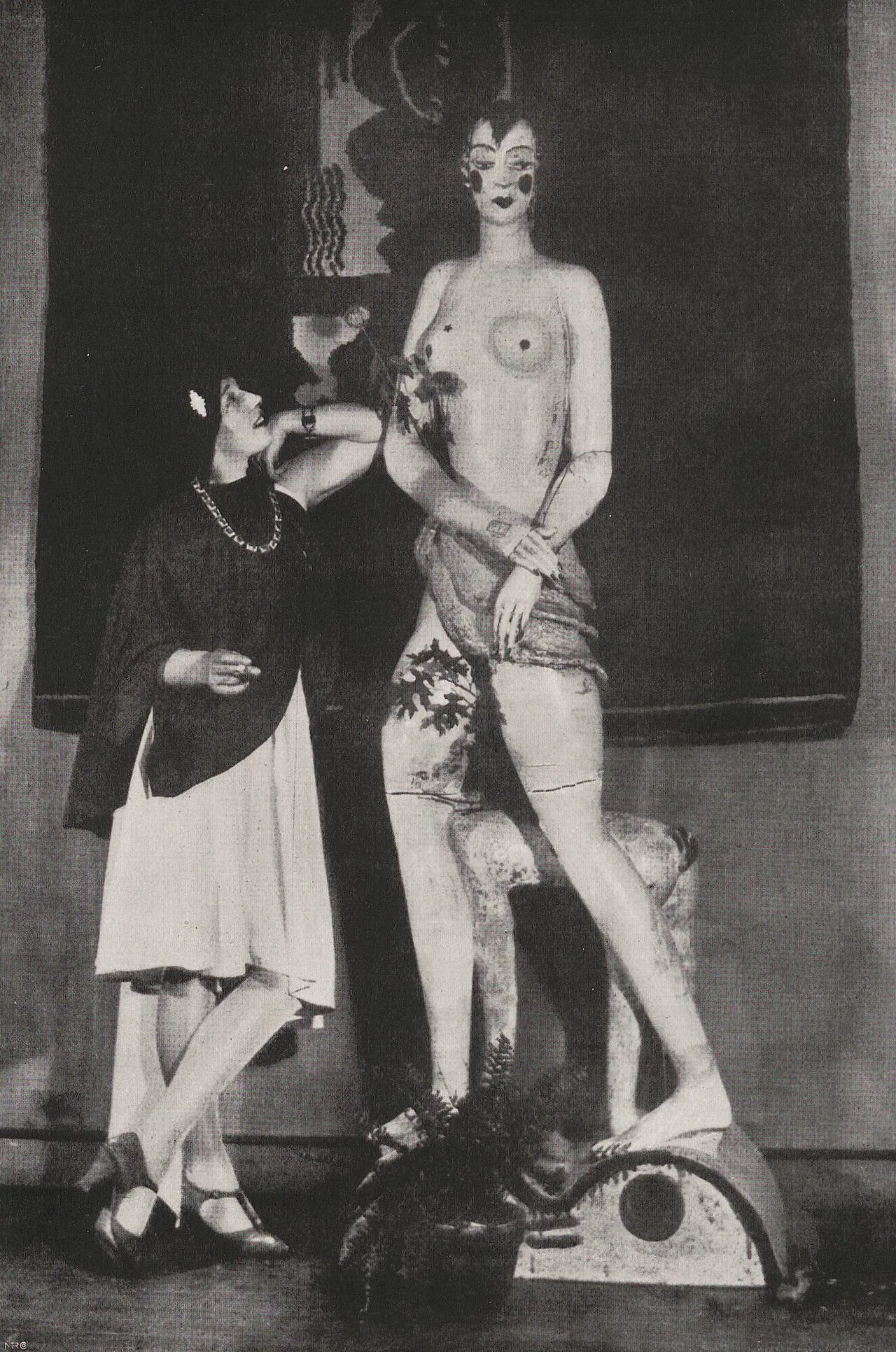 Vally Wieselthier, 1928-1929'da New York'taki Contempora stüdyosunda kendi seramik figürlerinden biriyle