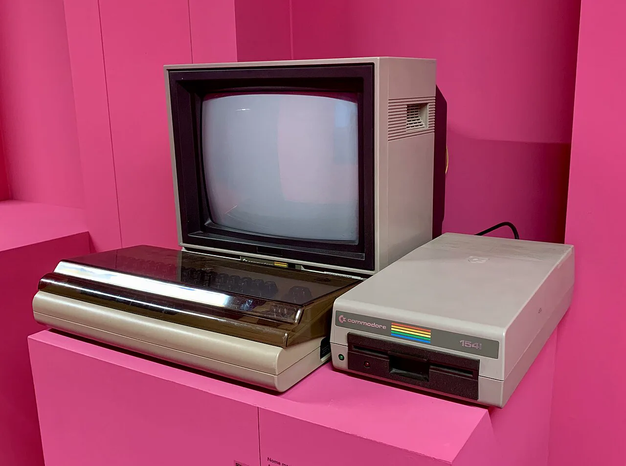 1984 model Commodore 64, monitörü ve 1541 disket sürücüsüyle Pisa'daki hesap aletleri müzesinde