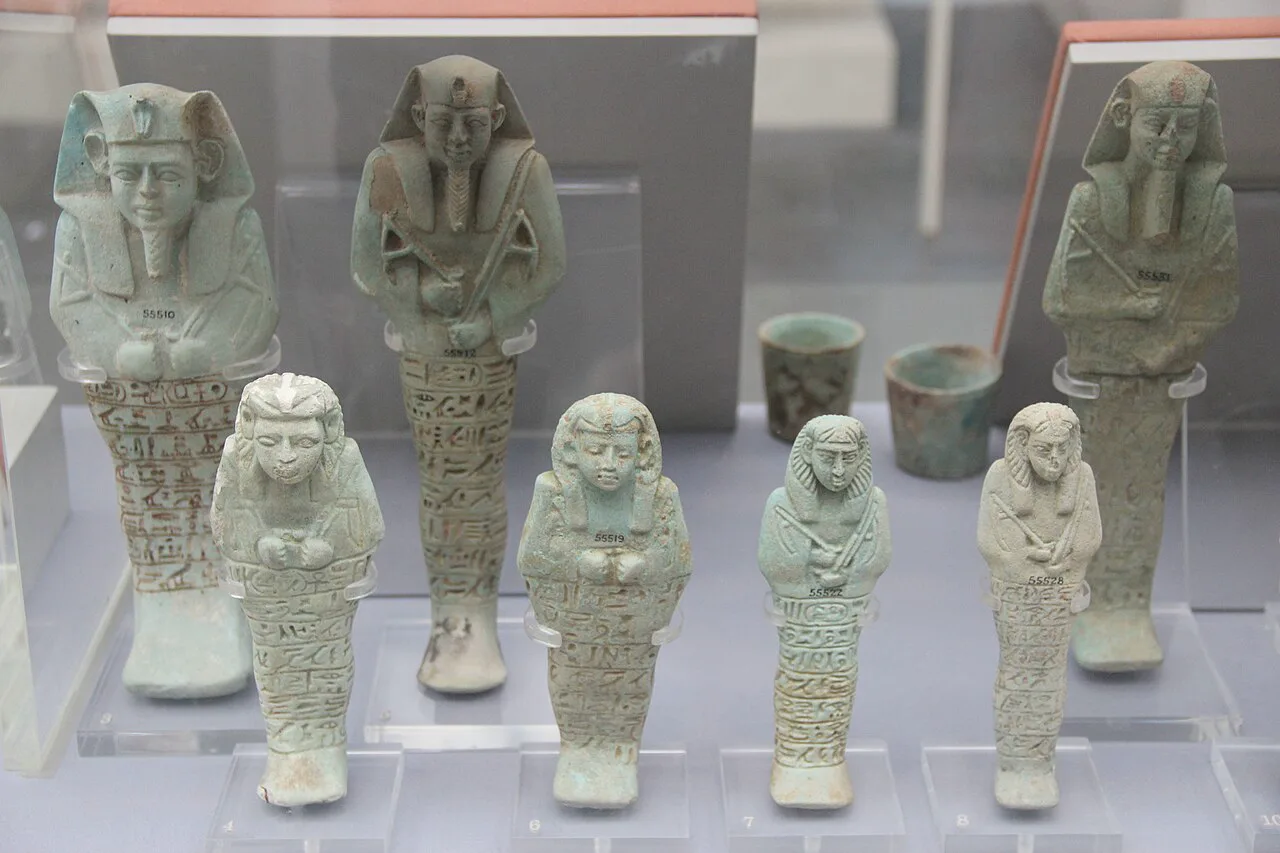 Napata dönemine ait fayans şabti heykelcikleri, British Museum'un Sudan, Mısır ve Nubya galerisinde