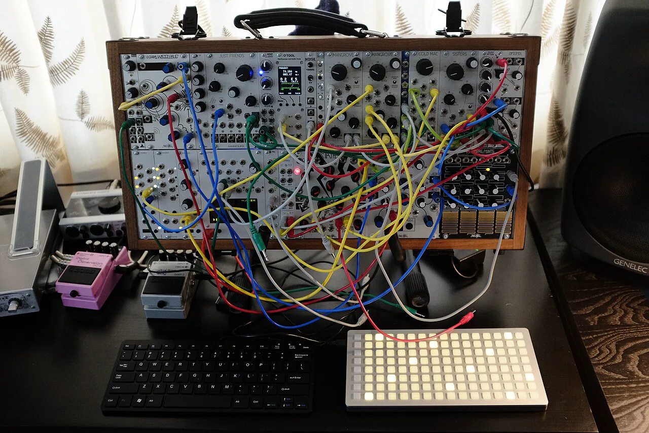 Kablolarla birbirine bağlanmış modüllerden oluşan Eurorack biçiminde bir modüler sentezleyici