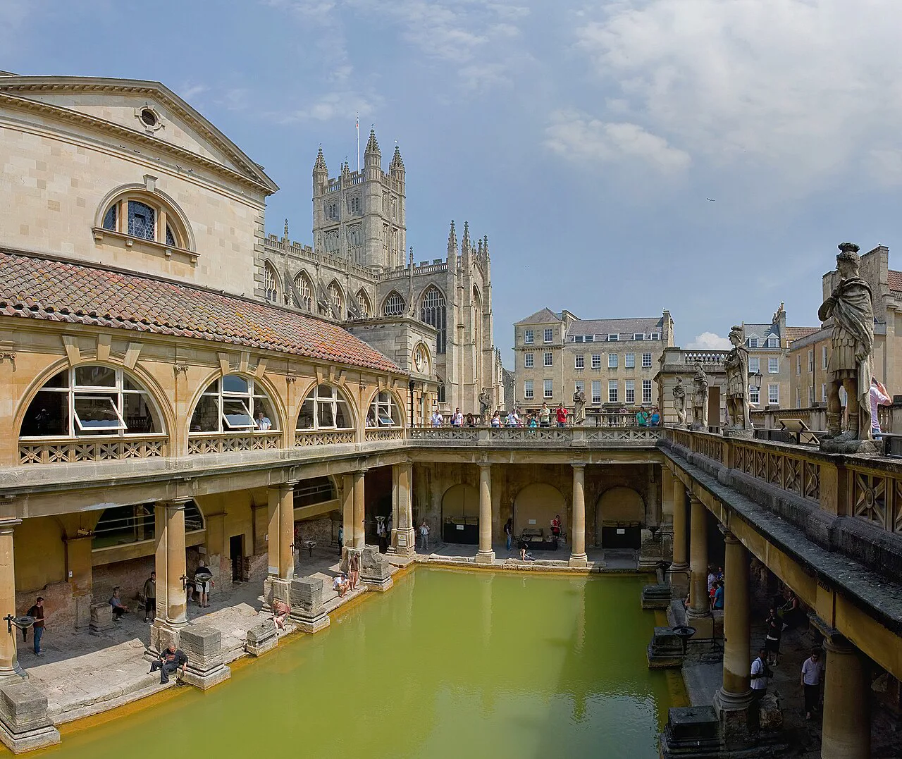 Bath'taki Roma hamamının Büyük Havuzu, kaynaktan gelen sıcak suyla dolu