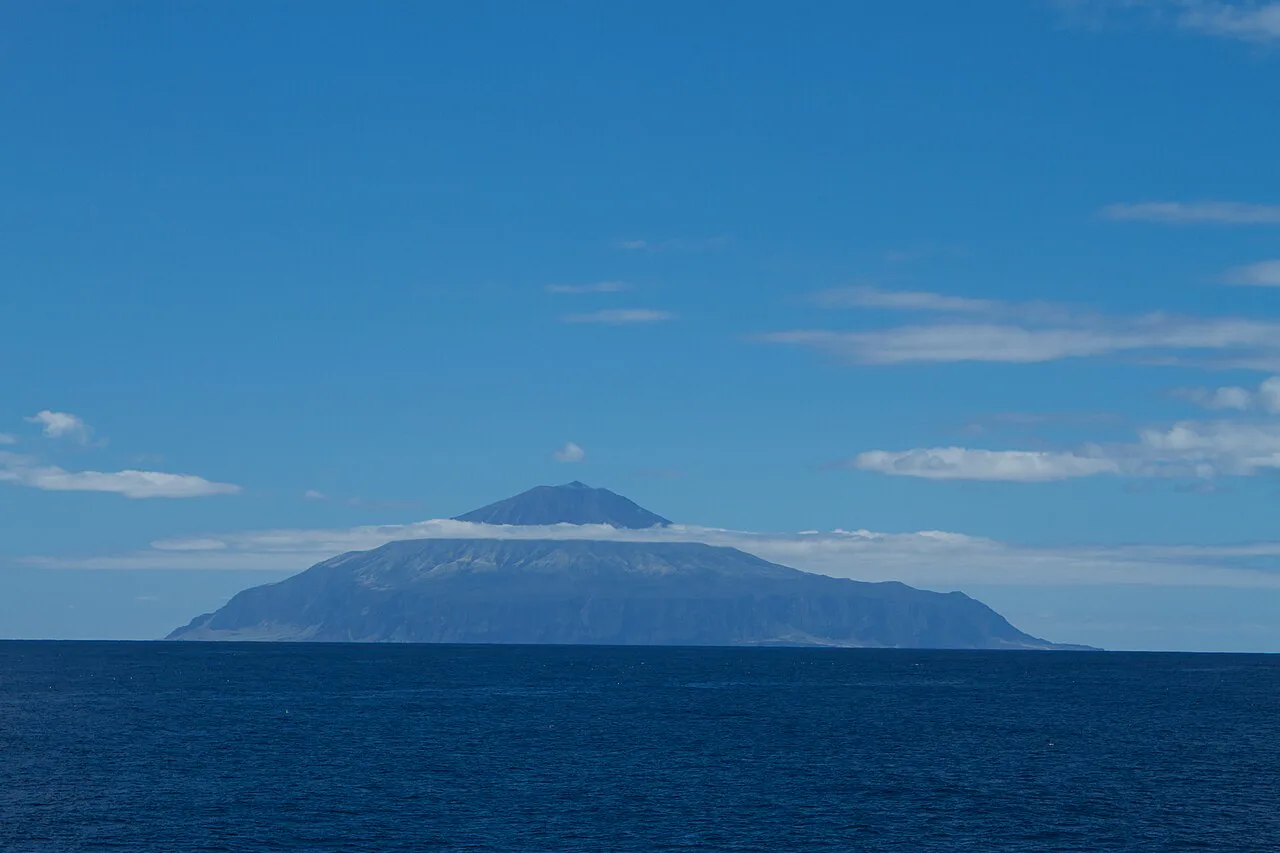 Tristan da Cunha'nın denizden görünüşü
