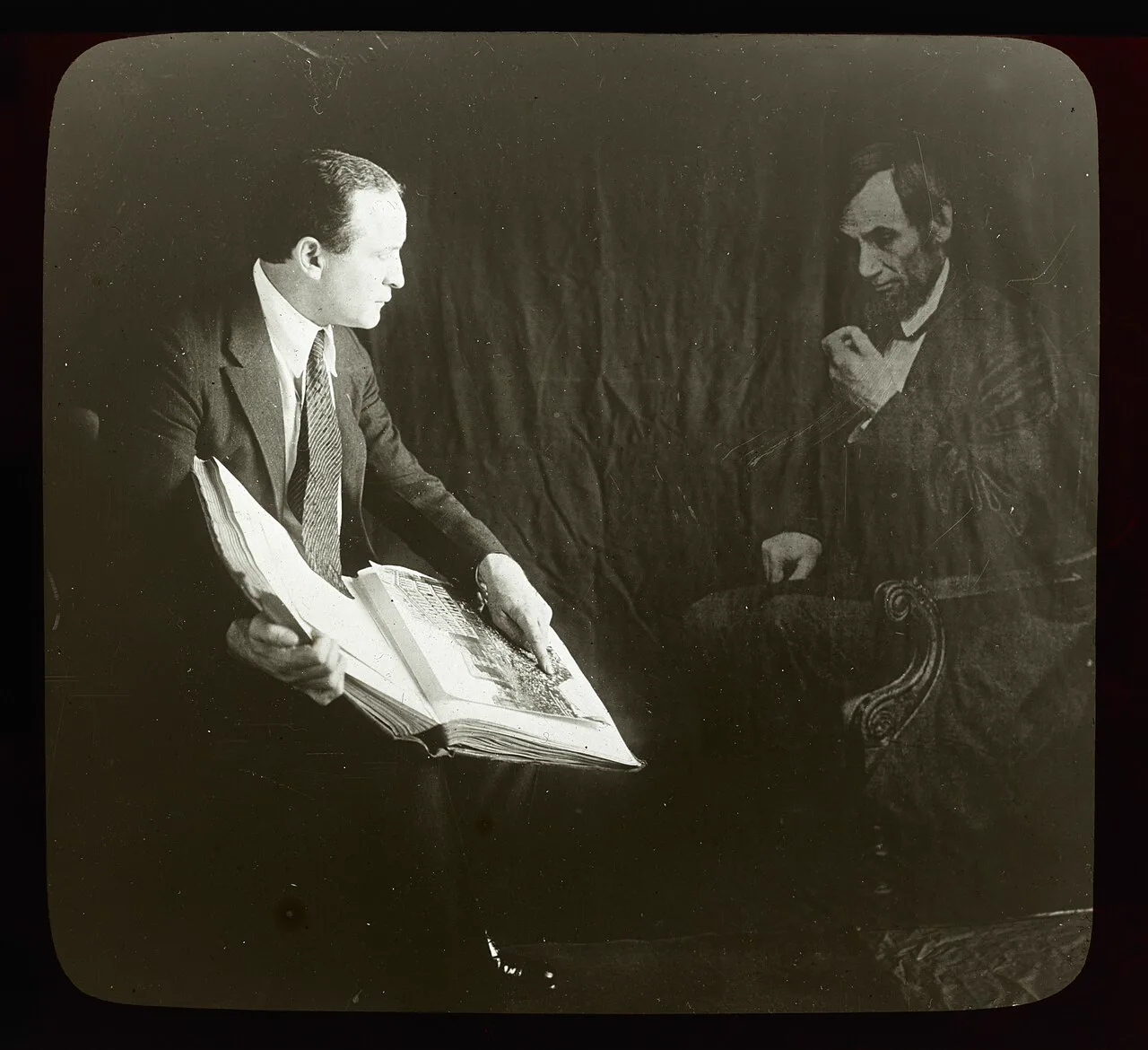 Houdini, sahte 'ruh fotoğraflarının' nasıl üretildiğini göstermek için Abraham Lincoln'ün 'hayaletiyle' poz veriyor