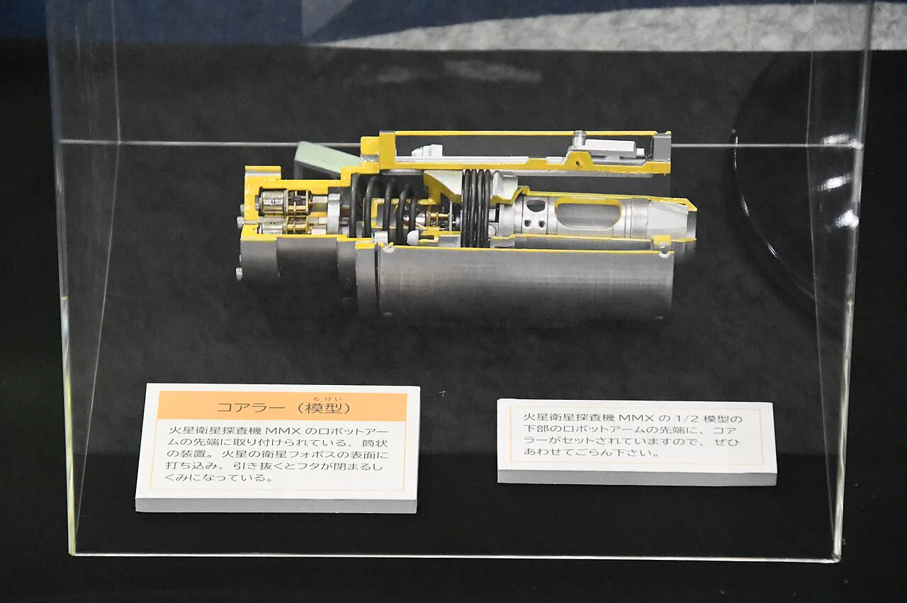 MMX'in örnek alma karotçusunun kesit modeli, 2024'te Tokyo'daki havacılık fuarında sergilendi