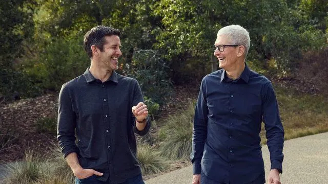 Tim Cook, Yeni CEO John Ternus'a Müdahale Etmediğini ve Küresel Politikalara Odaklandığını Duyurdu