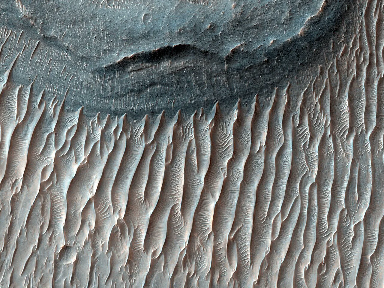 Ius Chasma'nın güney çukurunun tabanı; Mars Reconnaissance Orbiter'ın çektiği görüntüde ince katmanlar seçiliyor