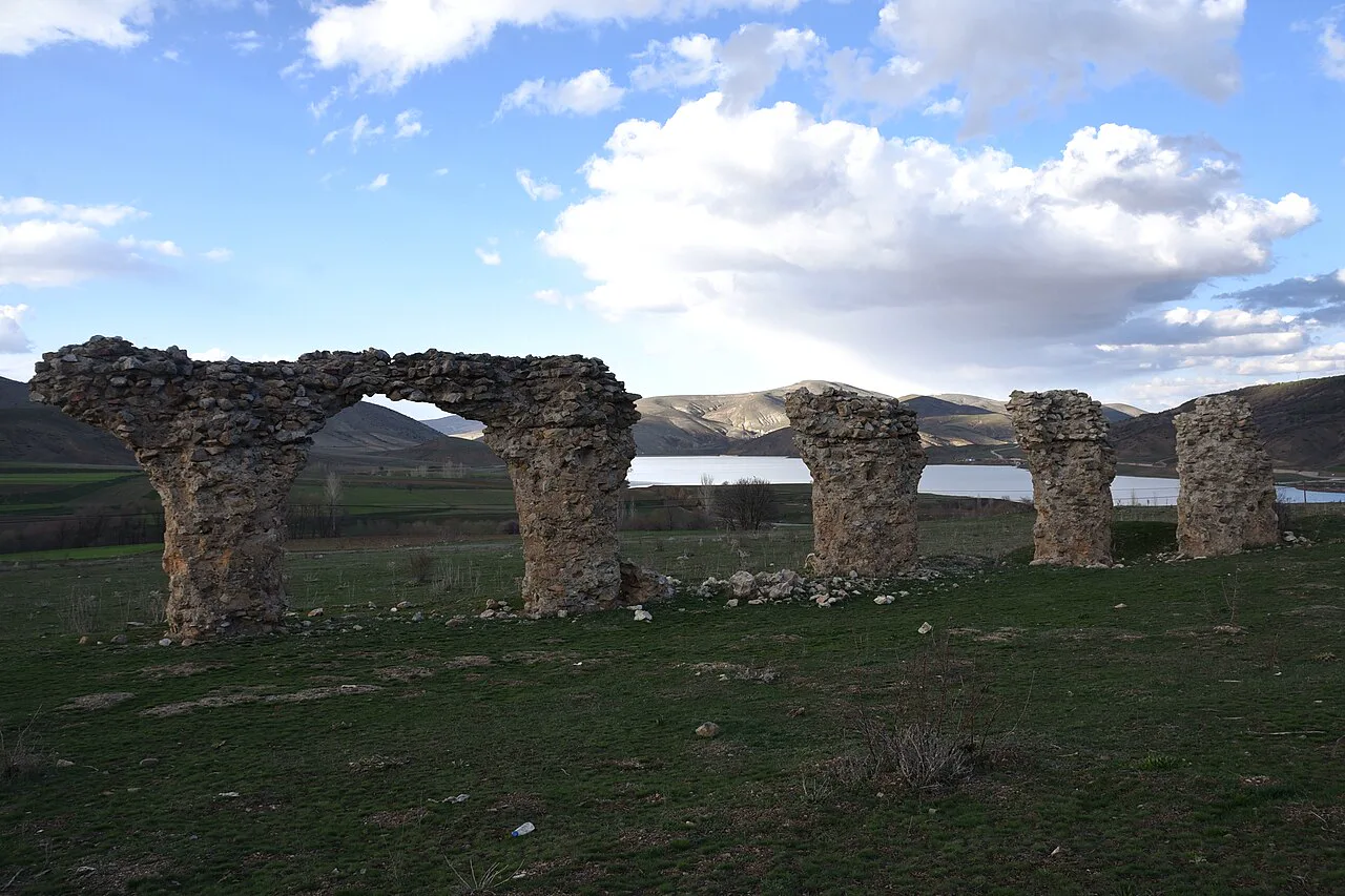Gümüşhane'nin Kelkit ilçesindeki Sadak köyünde, Roma lejyon karargahı Satala'dan ayakta kalan duvar kalıntıları
